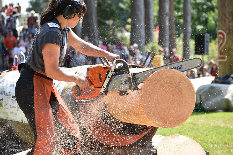 Best Chainsaw For A Woman to Use (5 Top Picks for 2022)