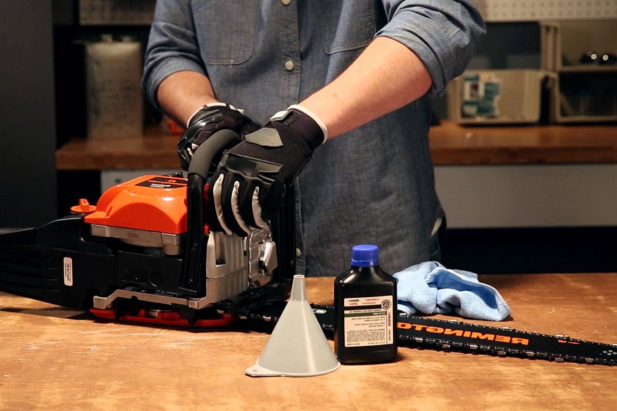 The 5 Best 2 Stroke Oil for Chainsaws [August 2022 Reviews]